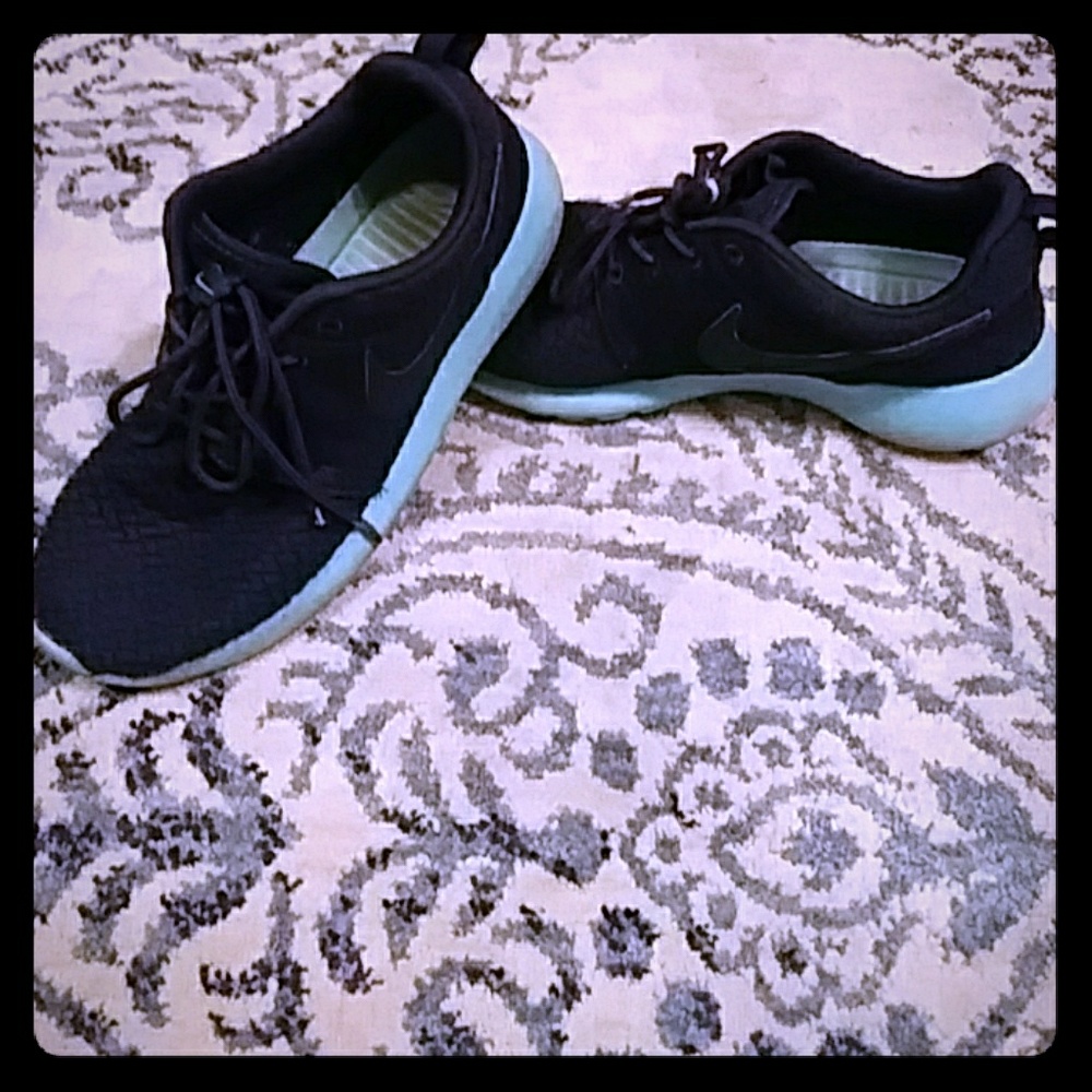 Nike free runners, no laces, plastic ends came off